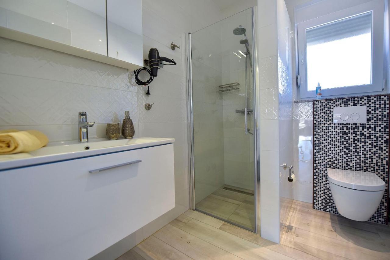 Moderner Bungalow Mit Meerblick Lun  Bagian luar foto